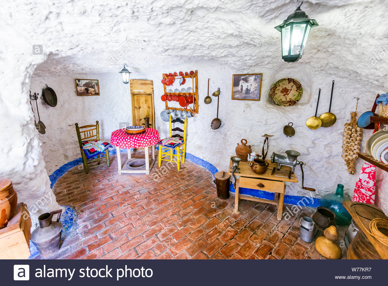 granada-spain-may-2016-museum-of-gipsy-history-of-sacromonte-and-the-inhabitants-of-the-caves-W77KR7